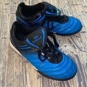 Youth turf soccer shoes